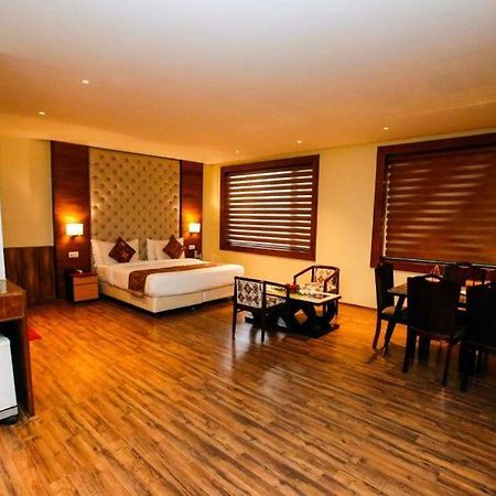 Hotel The Residency Srinagar Buitenkant foto