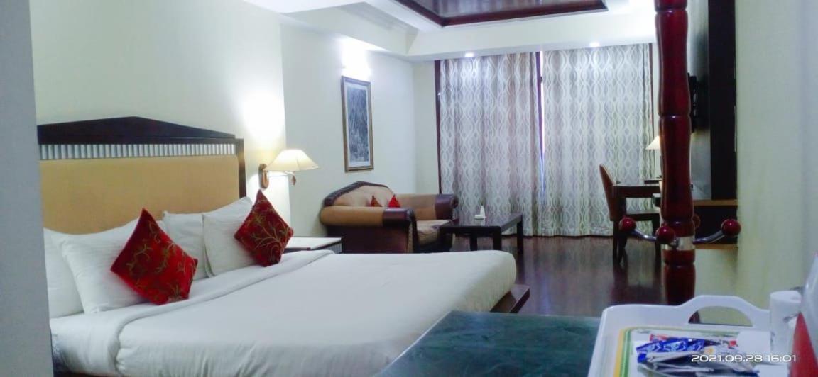 Hotel The Residency Srinagar Buitenkant foto