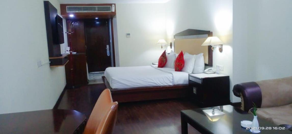 Hotel The Residency Srinagar Buitenkant foto