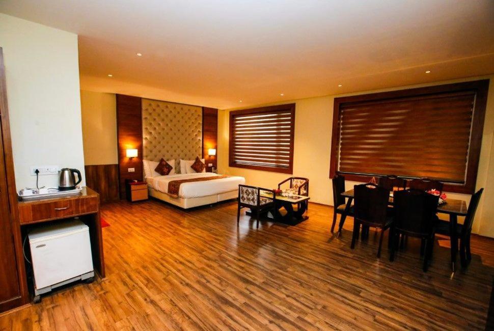 Hotel The Residency Srinagar Buitenkant foto