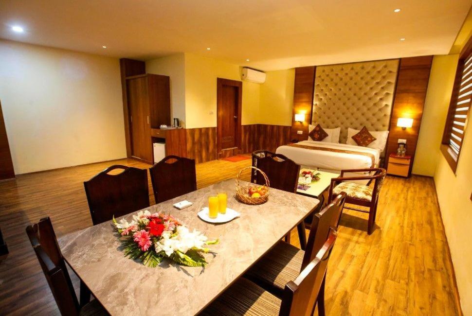 Hotel The Residency Srinagar Buitenkant foto