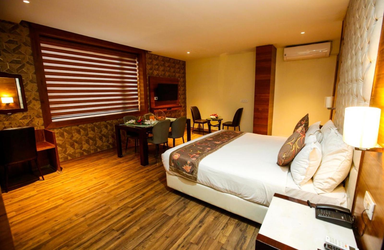 Hotel The Residency Srinagar Buitenkant foto
