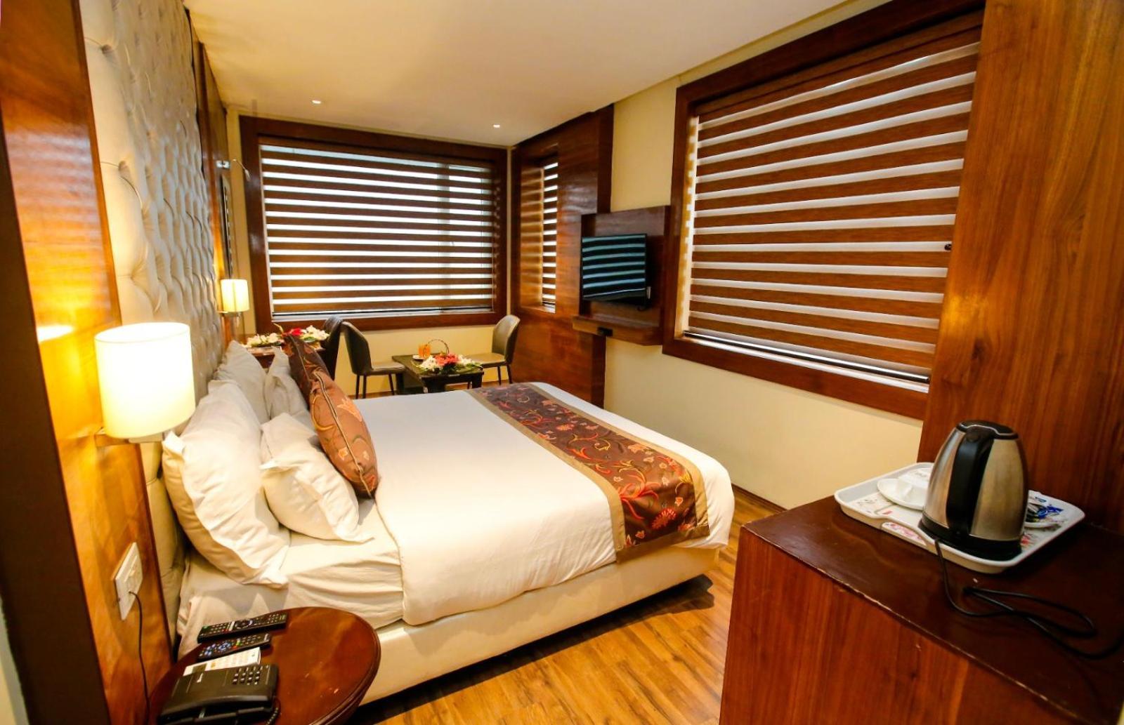 Hotel The Residency Srinagar Buitenkant foto