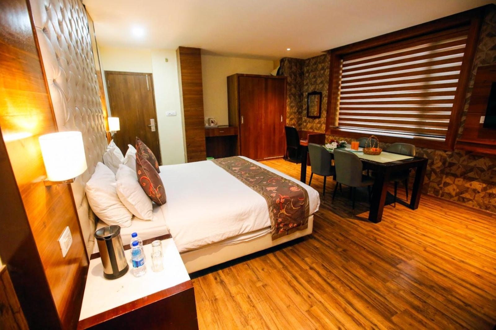 Hotel The Residency Srinagar Buitenkant foto