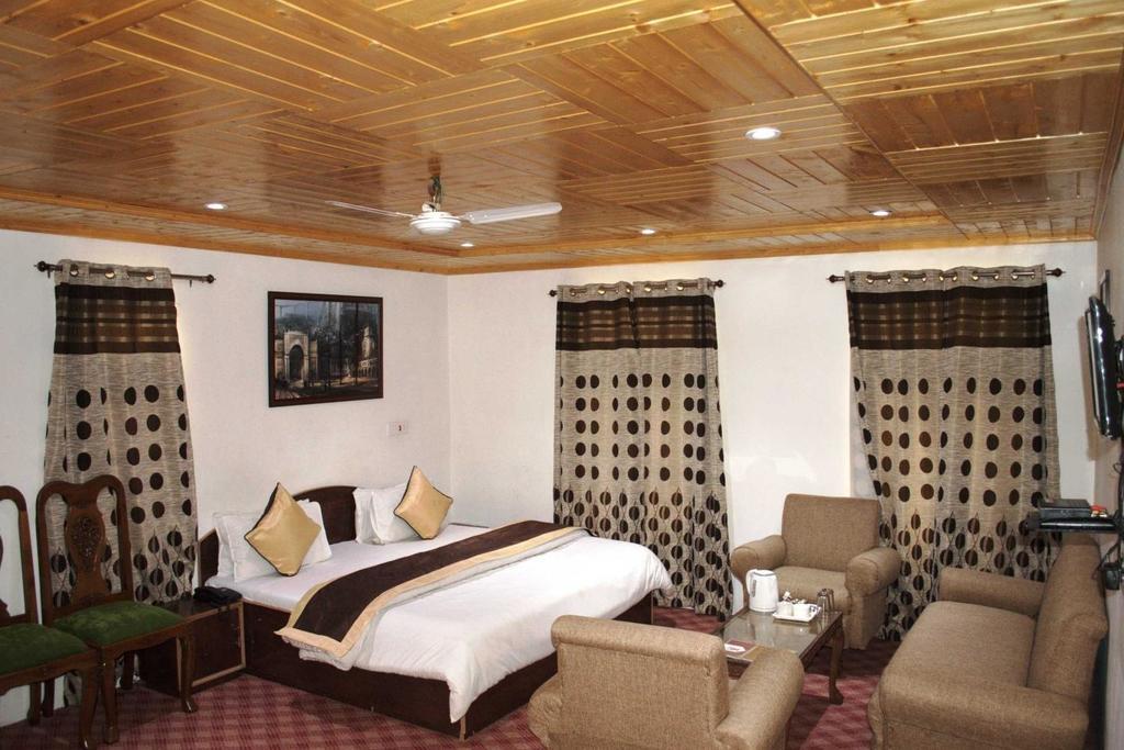 Hotel The Residency Srinagar Buitenkant foto