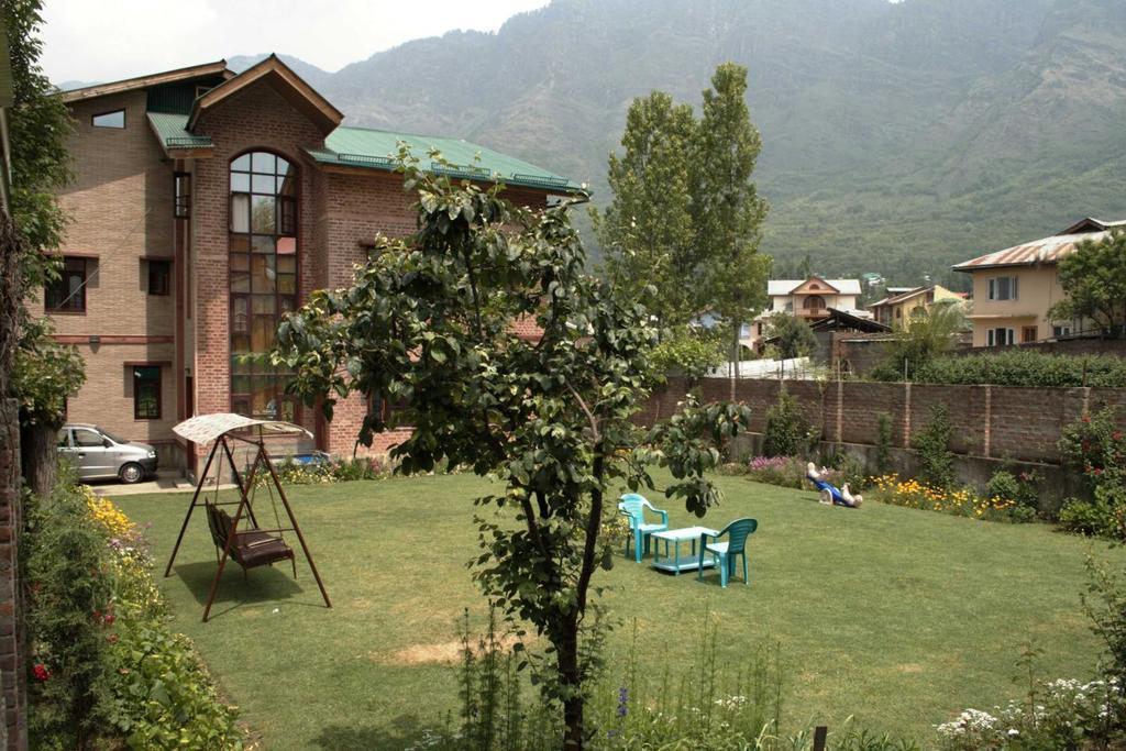 Hotel The Residency Srinagar Buitenkant foto