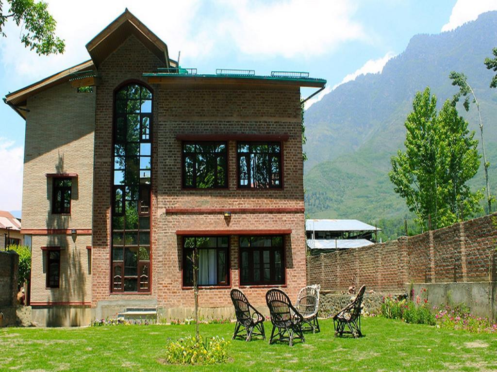 Hotel The Residency Srinagar Buitenkant foto
