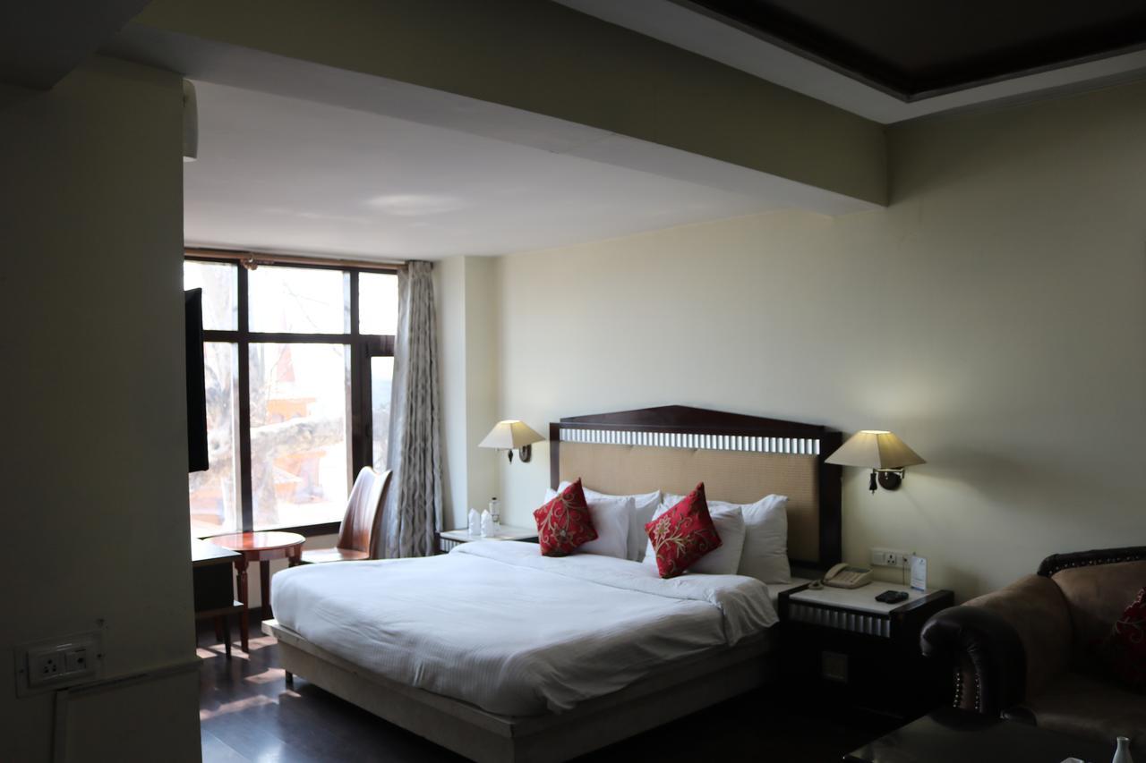 Hotel The Residency Srinagar Buitenkant foto