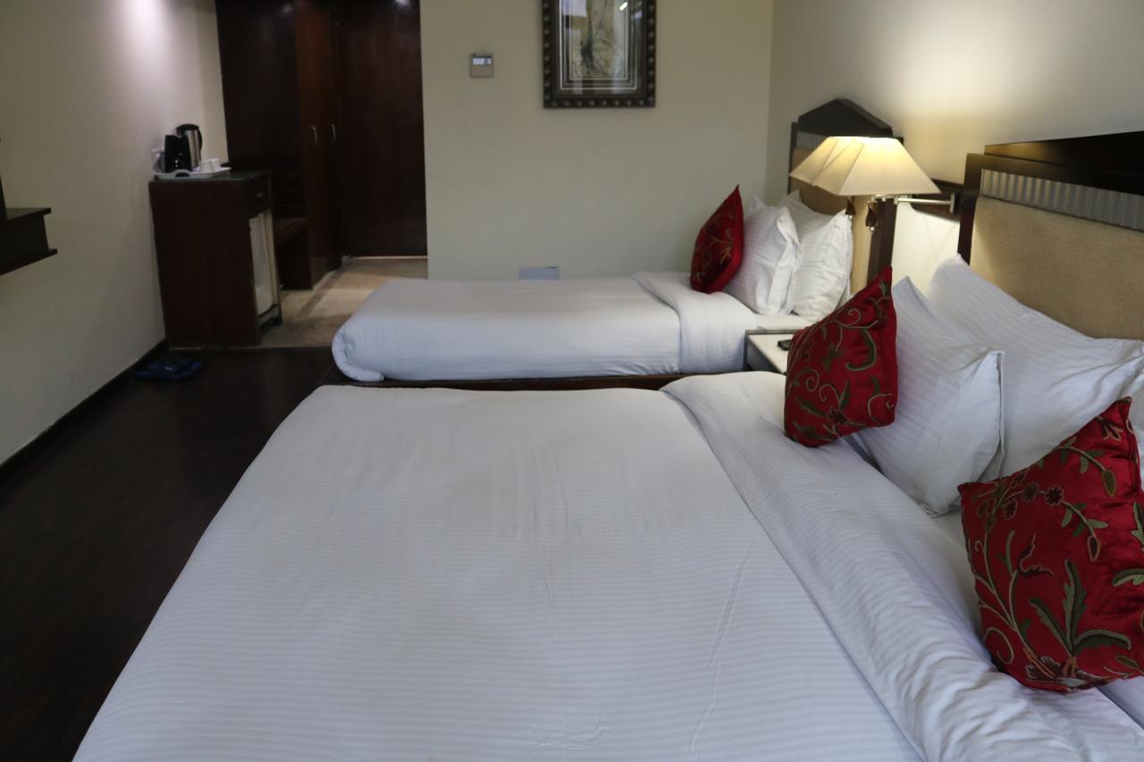 Hotel The Residency Srinagar Buitenkant foto