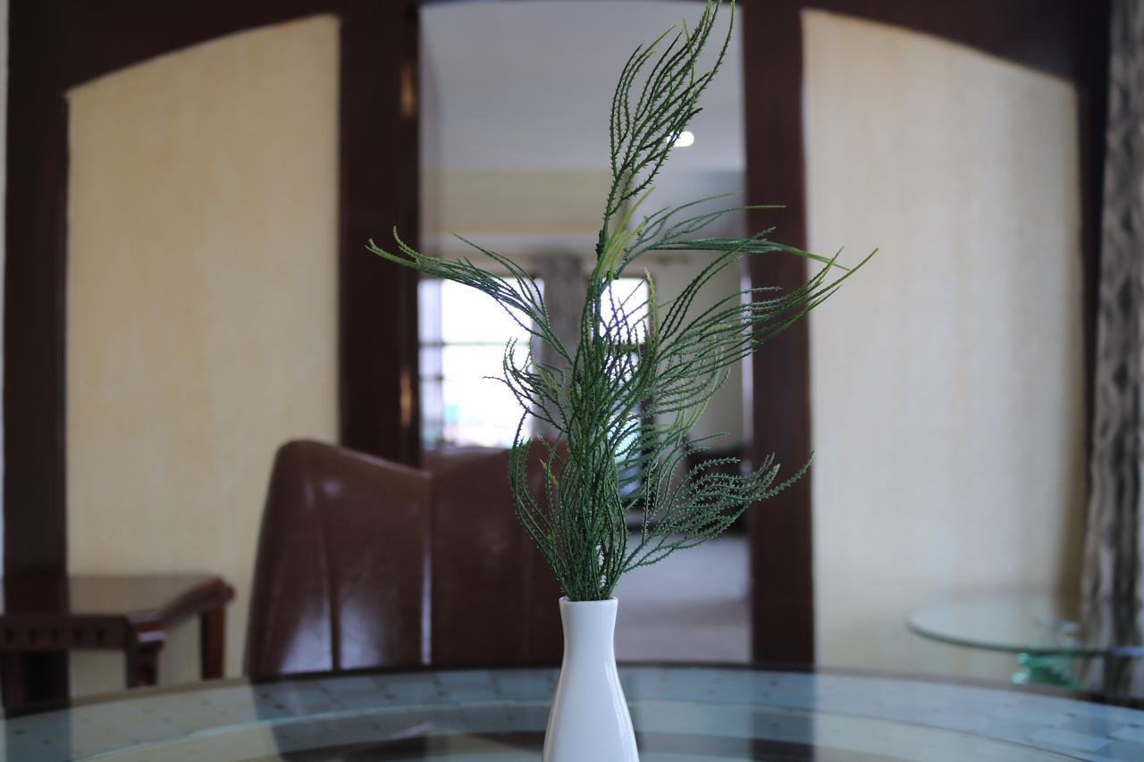 Hotel The Residency Srinagar Buitenkant foto