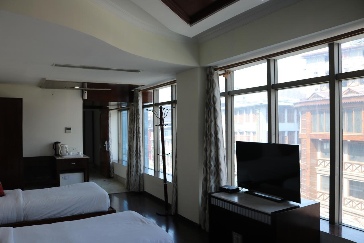Hotel The Residency Srinagar Buitenkant foto