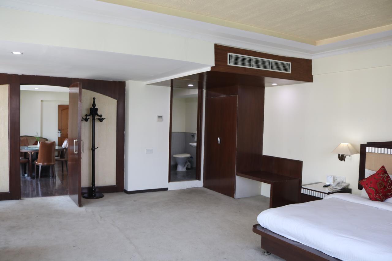 Hotel The Residency Srinagar Buitenkant foto