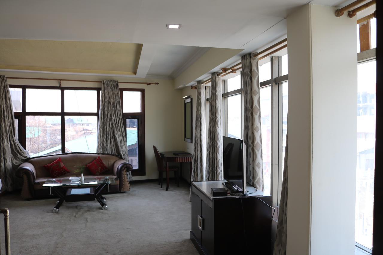 Hotel The Residency Srinagar Buitenkant foto