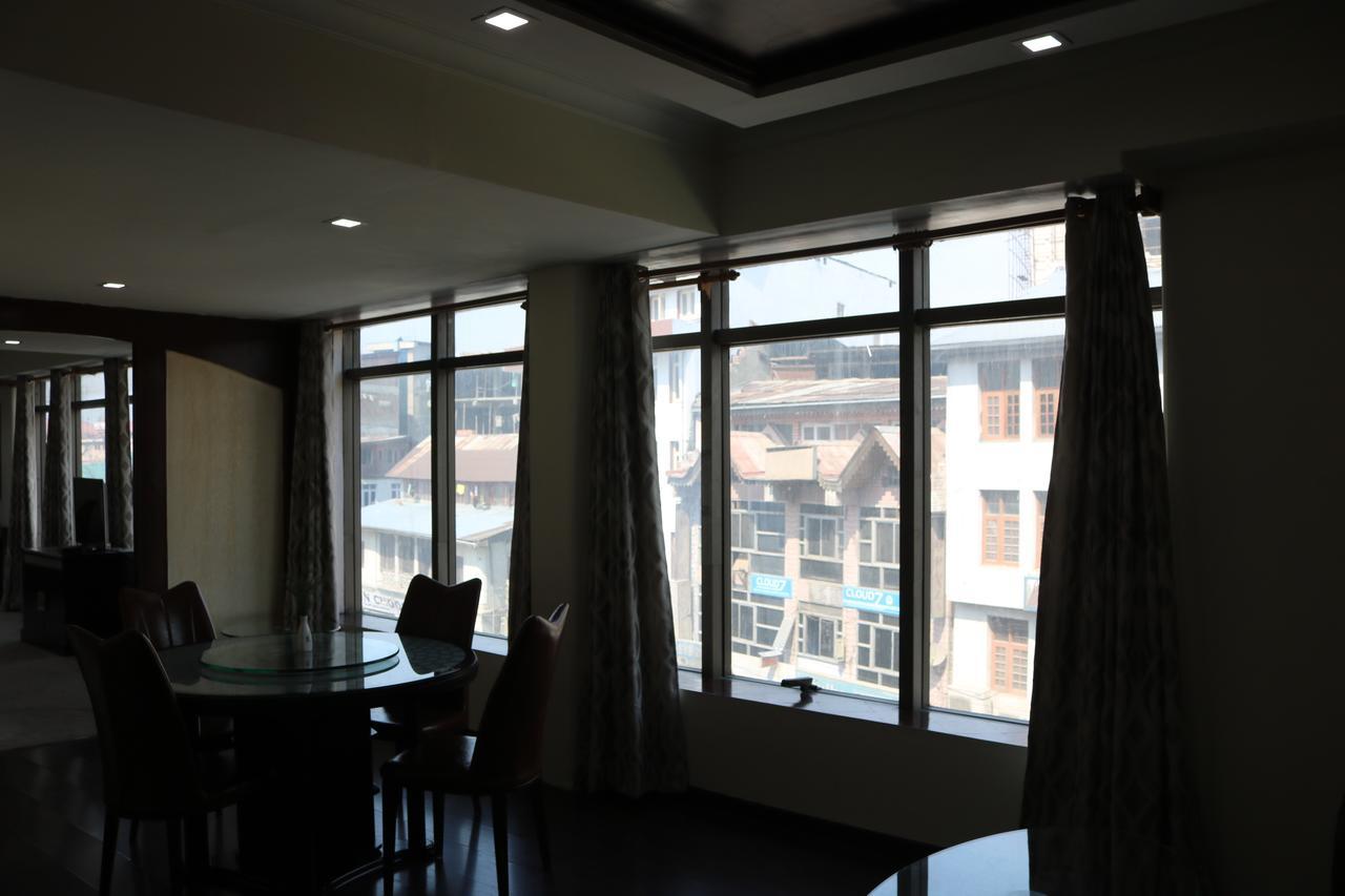 Hotel The Residency Srinagar Buitenkant foto