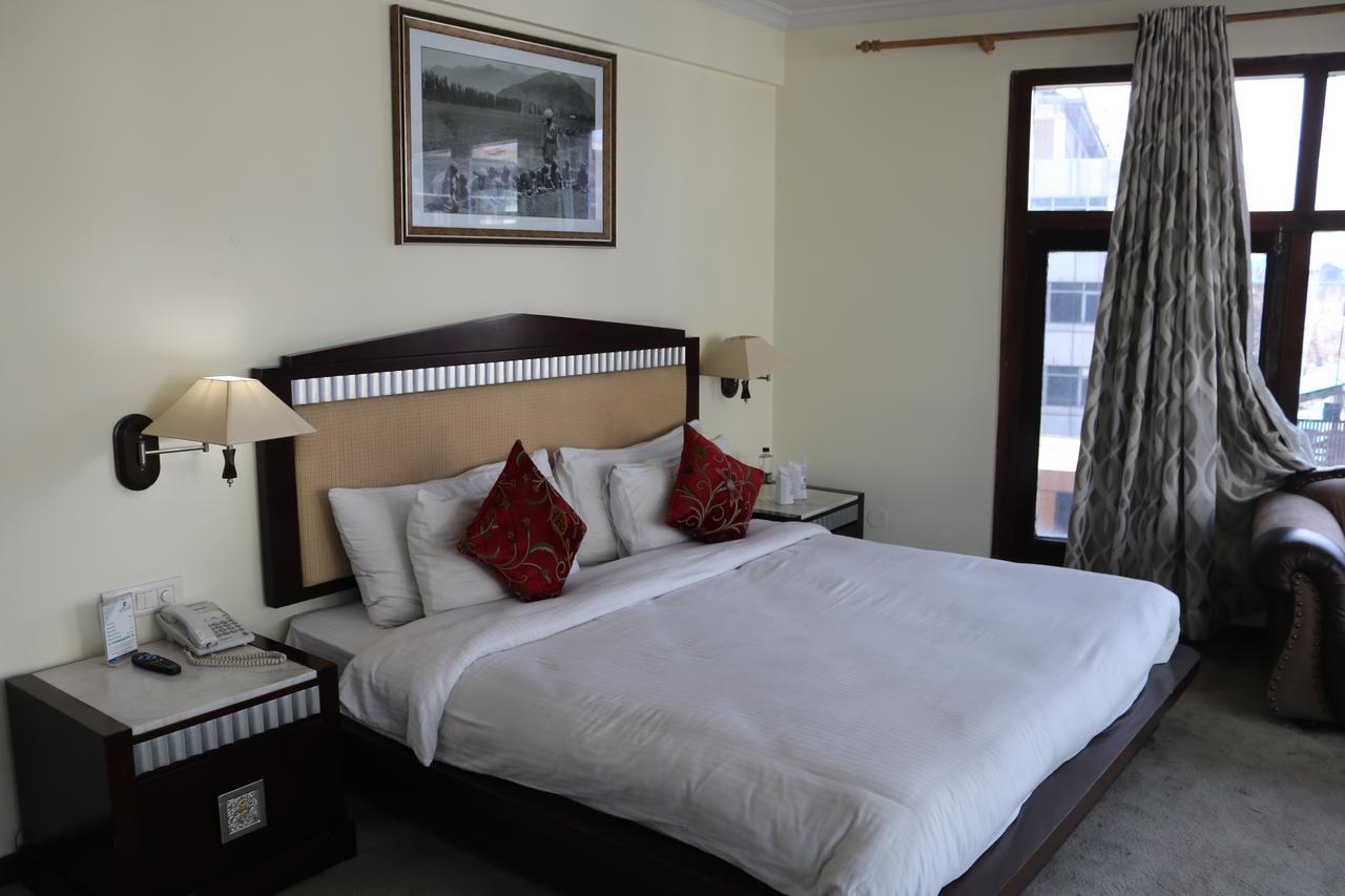 Hotel The Residency Srinagar Buitenkant foto