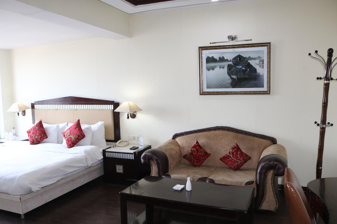 Hotel The Residency Srinagar Buitenkant foto