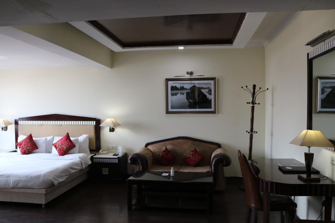 Hotel The Residency Srinagar Buitenkant foto