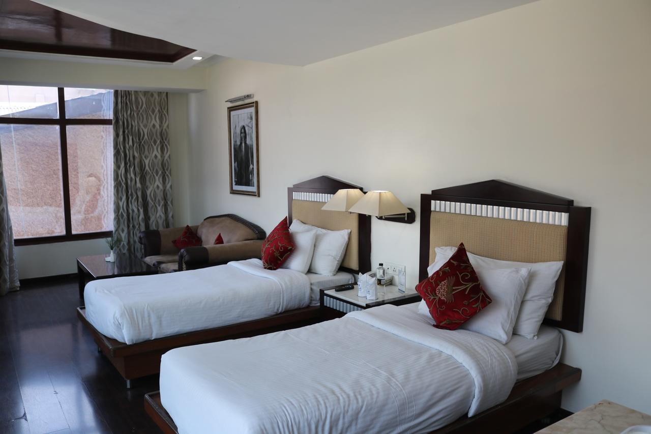 Hotel The Residency Srinagar Buitenkant foto
