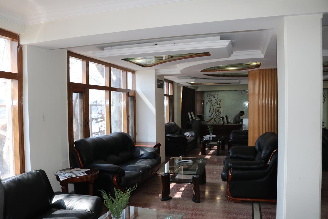 Hotel The Residency Srinagar Buitenkant foto