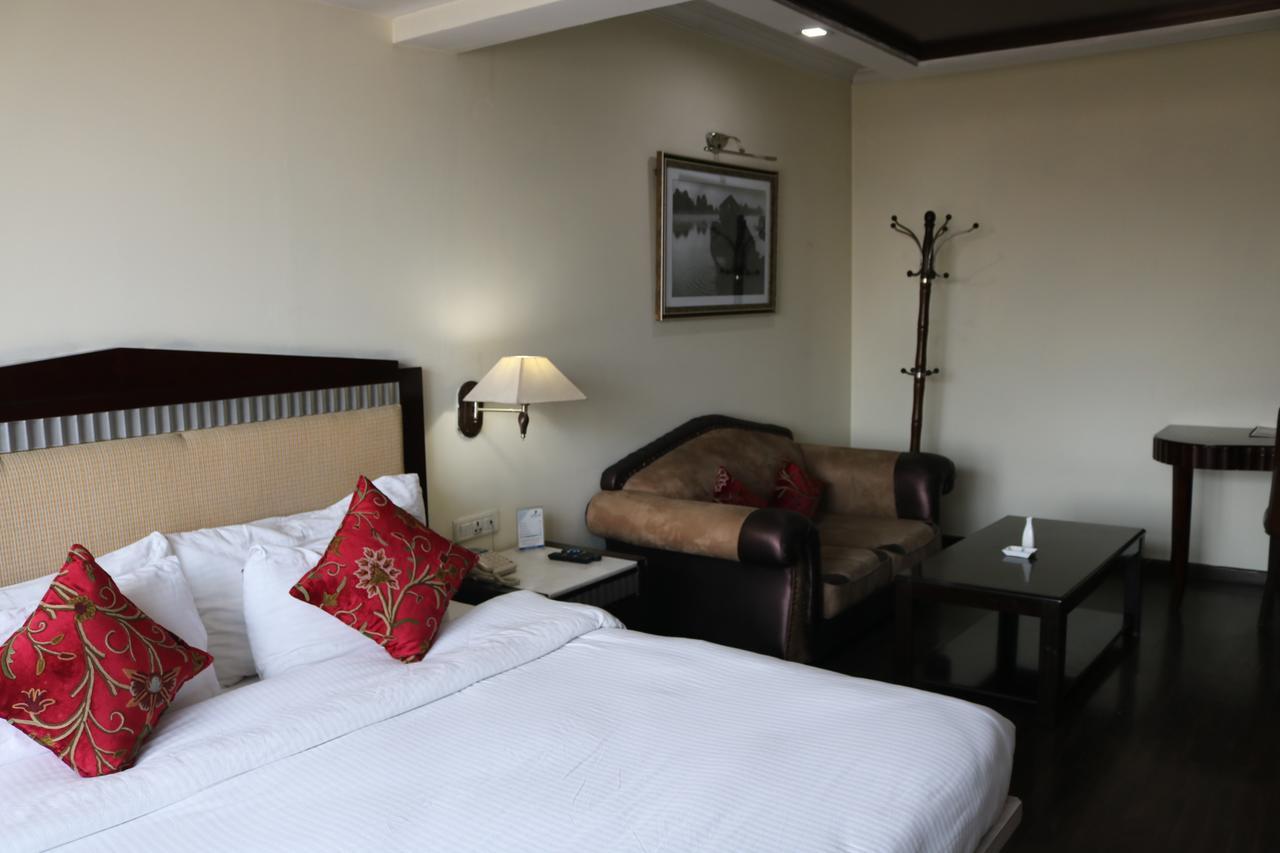 Hotel The Residency Srinagar Buitenkant foto