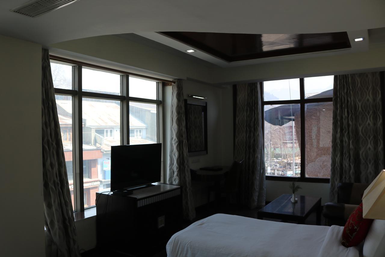 Hotel The Residency Srinagar Buitenkant foto