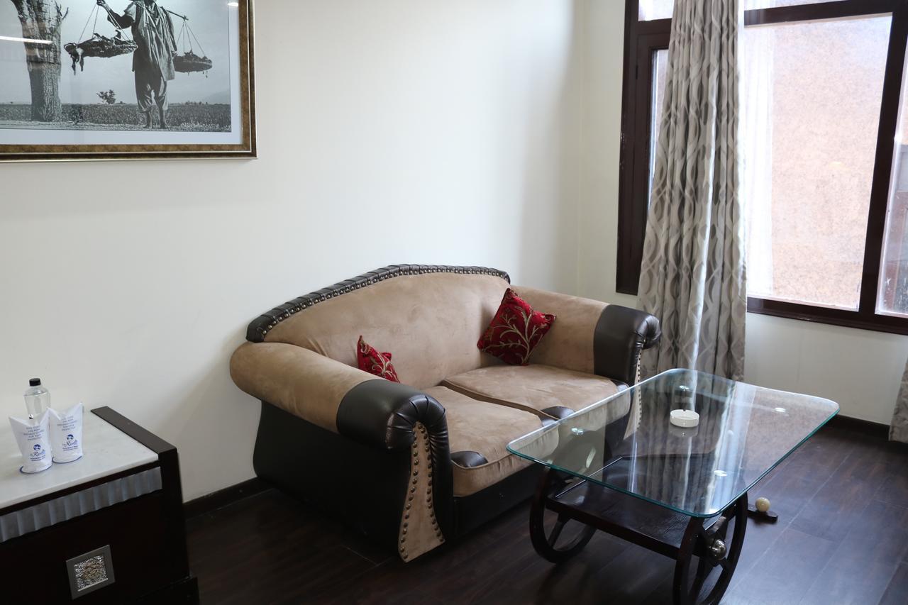 Hotel The Residency Srinagar Buitenkant foto