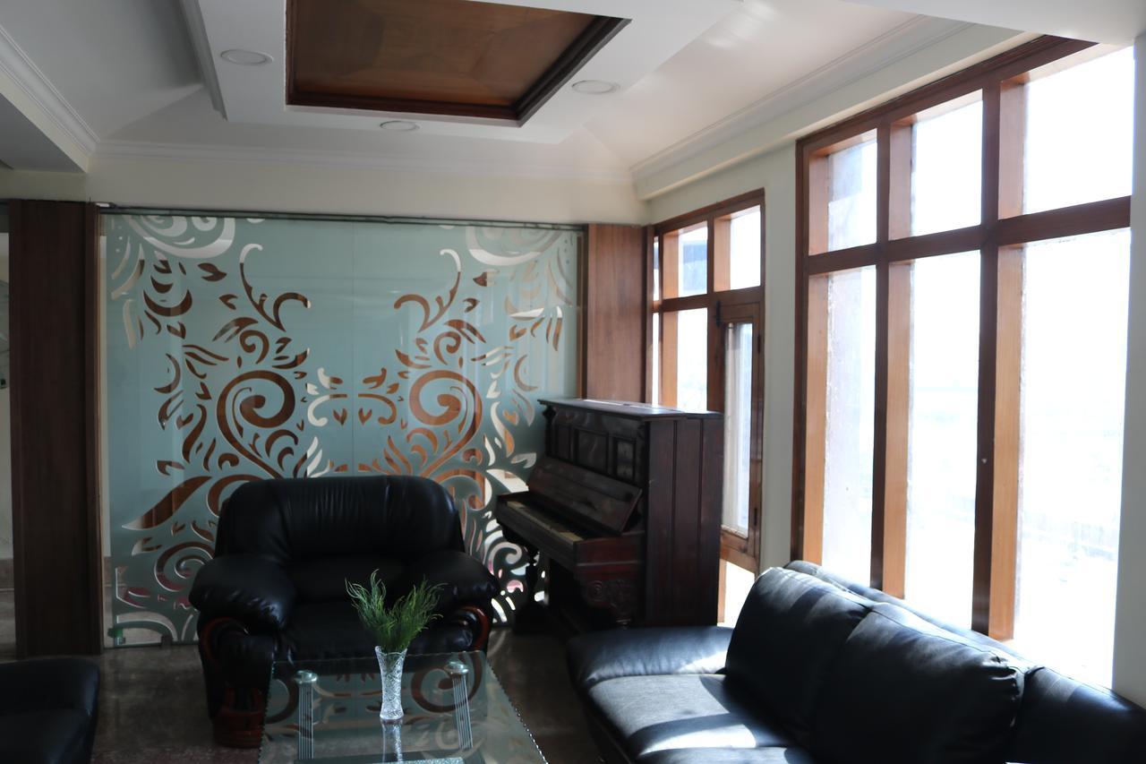Hotel The Residency Srinagar Buitenkant foto