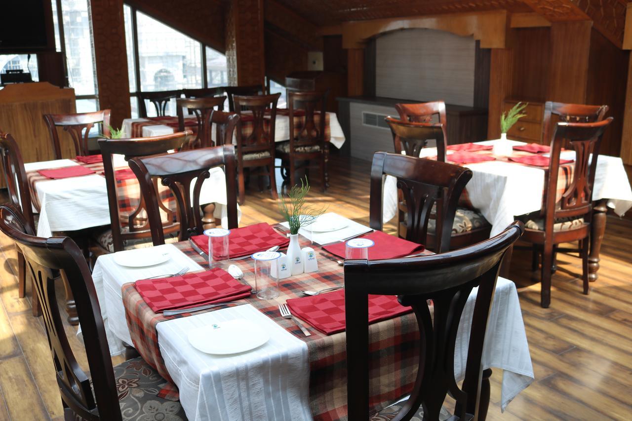 Hotel The Residency Srinagar Buitenkant foto